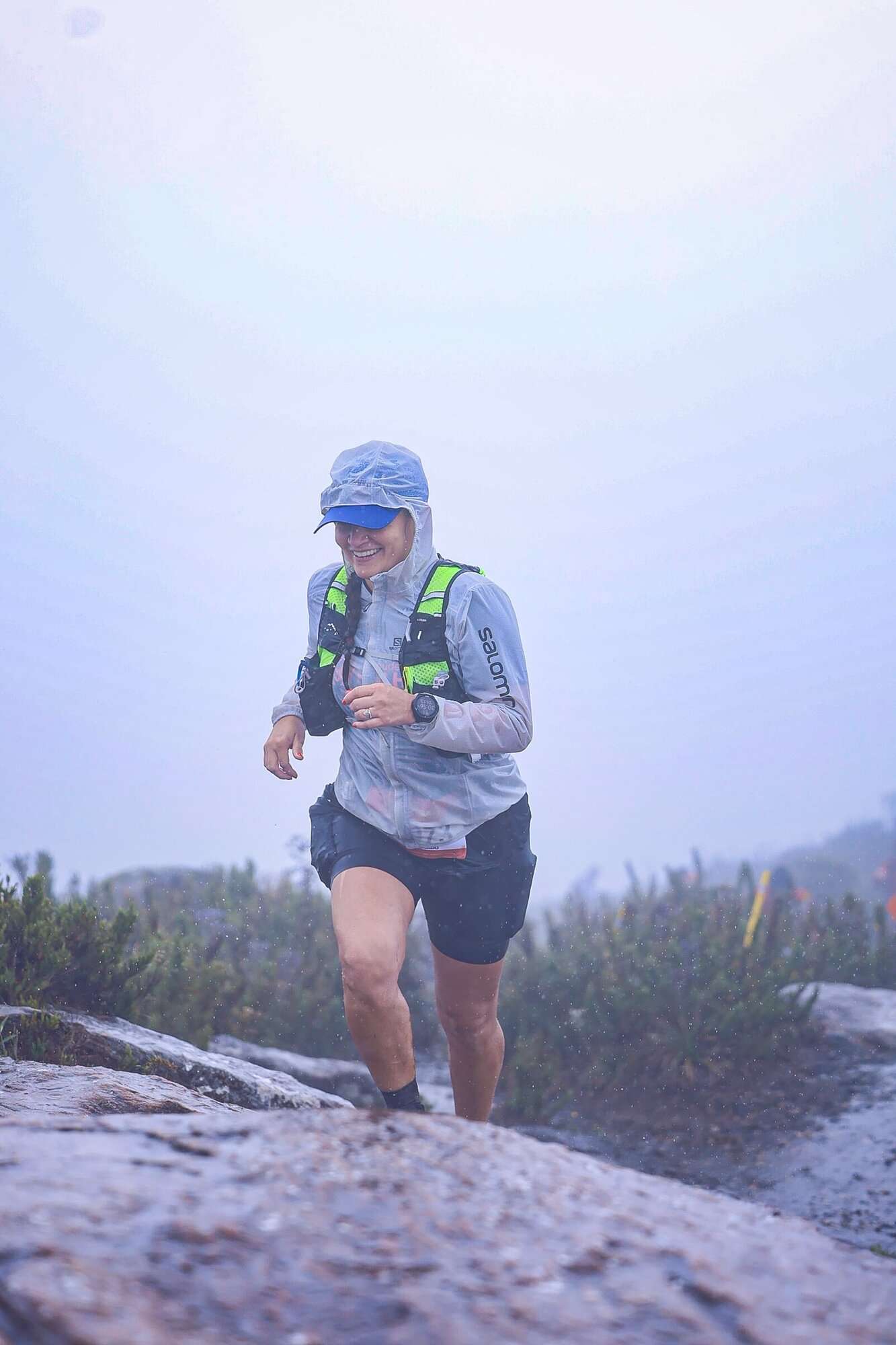 Licia Furtado correndo em uma trilha na neblina, sorrindo