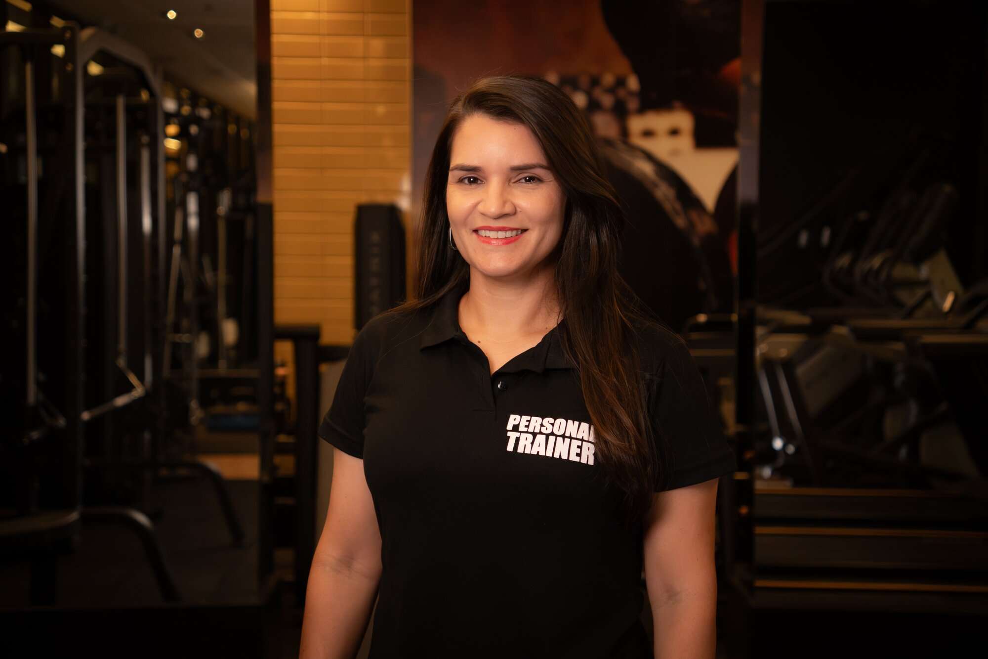 Licia Furtado sorrindo na academia, pronta para o primeiro treino