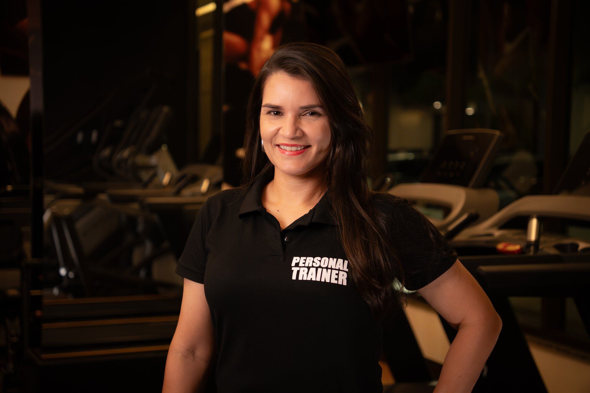 Licia Furtado, personal trainer e running coach, sorrindo na academia